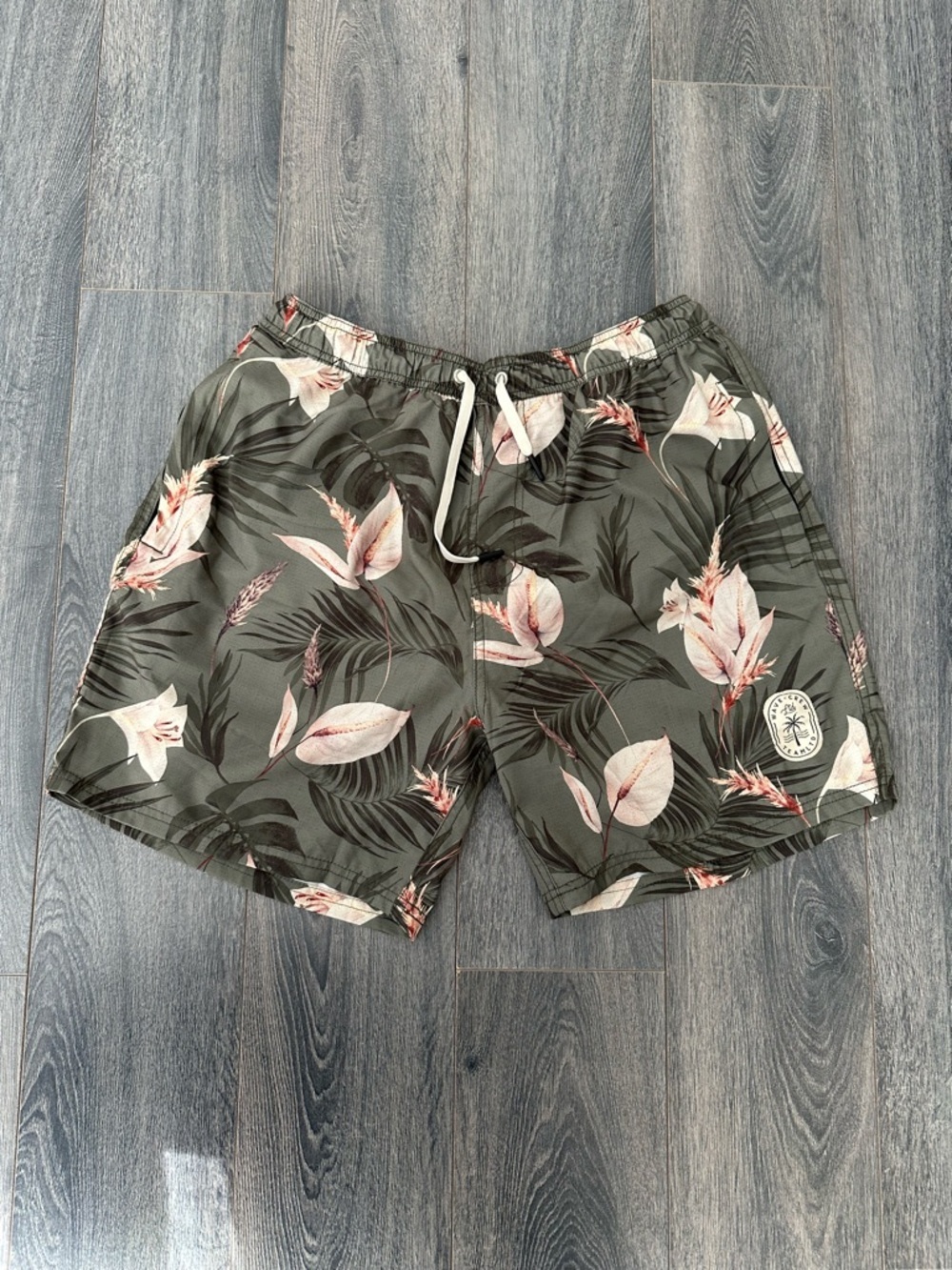 NWOT Men’s TeamLTD Tropical Floral Print Vacation Swim Board Shorts Olive Green - Picture 3 of 7